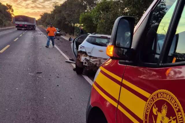 Carros batem de frente e dois motoristas morrem na estrada