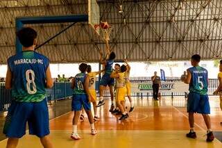 Atletas disputando jogo de basquete no poliesportivo Dom Bosco, em Campo Grande (Foto: Daniel Reino/Setesc)