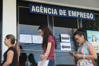 Candidatas a vaga de emprego aguardam por atendimento em fila da sede da Funsat. (Foto: Arquivo/Campo Grande News)