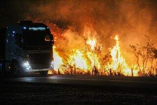 Área verde ao lado da BR-163 foi incendiada no início da noite desta segunda-feira (17). (Foto: Juliano Almeida)