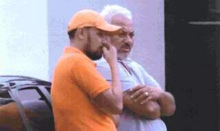 Célio (camiseta cinza) durante conversa com Douglas (camiseta e boné laranjas) (Foto: Reprodução)