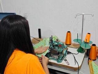Funcionária do PantaPet, Regiane opera máquina de costura durante expediente de trabalho (Foto: Mylena Fraiha)