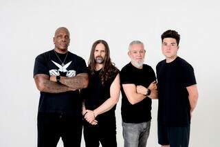 Formação atual da banda, com Andreas Kisser (guitarra), Paulo Jr. (baixo), Derrick Green (vocais) e Greyson Nekrutman (bateria) (Foto: Edu Defferrari)