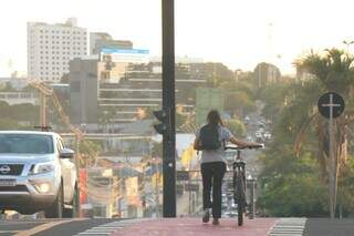 Mulher na ciclofaixa na Avenida Afonso Pena (Foto: Henrique Kawaminami)