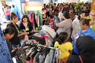 População participa de bazar comunitário em conjunto de ações da prefeitura. (Foto: Reprodução)