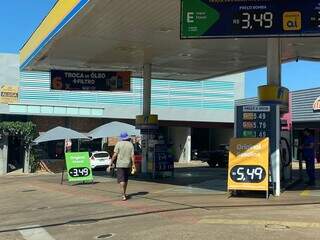 Posto de gasolina na Avenida Calógeras com os preços atualizados (Foto: Clara Farias)