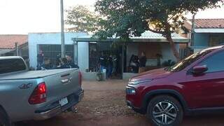 Policiais em residência do suspeito preso nesta terça-feira em Pedro Juan Caballero (Foto: ABC Color)