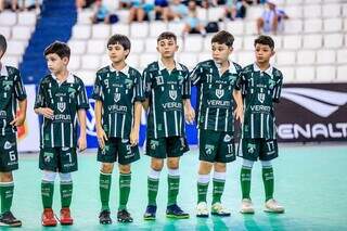 Jogadores da Escolinha Pelezinho perfilados antes do jogo desta terça-feira (Foto: @jilgarcia_fotosesportivas)