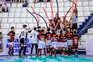 Jogadores do time sub-11 do Flamengo comemorando vitória (Foto: @jilgarcia_fotosesportivas)