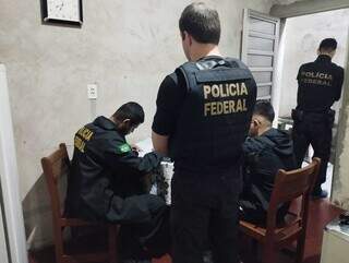 Policiais federais durante buscas em endereço de falsa agência de modelos (Foto: Divulgação)