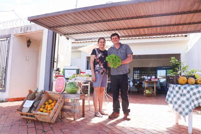 Casal fechou dois hortifrutis para ter paz com feira na varanda de casa