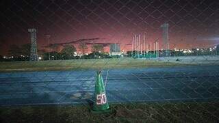 Pista de atletismo sem iluminação (Foto: Direto das Ruas)