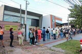 Inauguração rendeu fila enorme na frente do estabelecimento na Rua Antônio Maria Coelho. (Foto: Juliano Almeida)