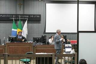 Juiz Carlos Garcete e o promotor de Justiça José Arturo; Valderli participou por videoconferência (Foto: Marcos Maluf)