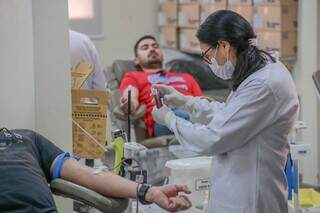 Profissional recolhe coleta de sangue de doador no Hemosul da Capital. (Foto: Marcos Maluf)