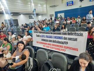 Mães voltaram à Câmara Municipal para protestar nesta terça-feira (18). (Foto: Caroline Maldonado)