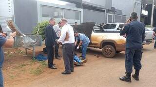 Policiais no local onde brasileiro foi morto quando descia do carro, em Pedro Juan (Foto: Marciano Candia)