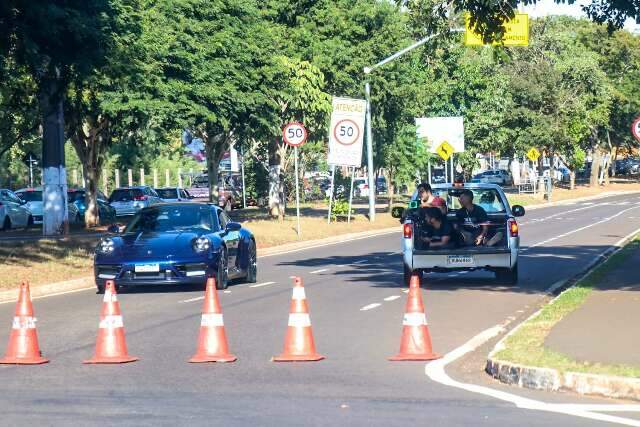 Grava&ccedil;&atilde;o de comercial com Porsche tumultua tr&acirc;nsito no Parque dos Poderes 