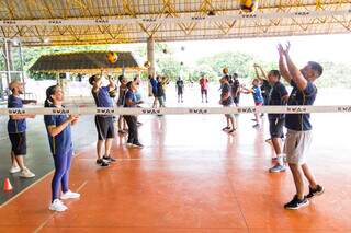 Alunos em treinamento de vôlei adaptado em ginásio (Foto: Divulgação/Fundesporte)