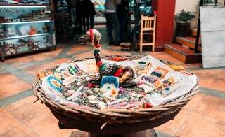 Cesta de oferendas pronta e comercializada pelos bolivianos como amuleto. (Foto: Blog Viajando na Janela)