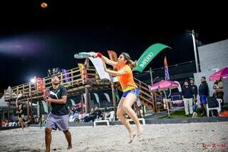 Atletas de beach tennis em competição regional (Foto: Divulgação)