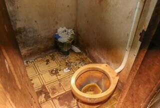 Banheiro de casa onde idosa vivia acorrentada pelo filho em 2022. (Foto: Arquivo)