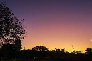 Céu claro desta quarta-feira visto da Avenida Afonso Pena, na Capital (Foto: Henrique Kawaminami)