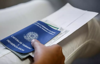 Com documentos em mãos, candidato aguarda atendimento em balcão de empregos. (Foto: Arquivo/Campo Grande News)