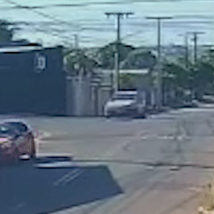 Acidente levanta fumaça e arremessa motociclista e passageiro