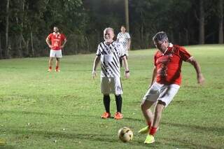 Governador Eduardo Riedel chuta para marcar o gol, de pênalti, na partida na terça-feira. (Foto: Divulgação)