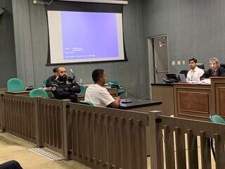 João Paulo sentado no banco dos réus durante julgamento (Foto: Bruna Marques)