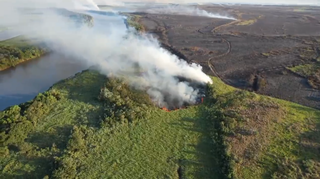 Imagem aérea de foco de incêndio em região próxima a um dos braços do Rio Paraguai (Foto: CBBMS)