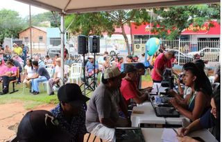 Candidatos a vaga de emprego sendo atendidos em uma das ações da Funsat (Foto: Divulgação/Prefeitura de Campo Grande)