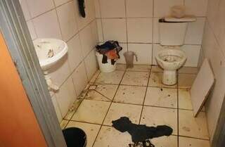Outro banheiro imundo, de casa de senhora que ficou cega e foi abandonada pelos 3 filhos. (Foto: Arquivo)