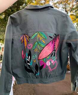 Rafaela também faz jaquetas e outras peças de roupas customizadas por ela mesma (Foto: Arquivo Pessoal)