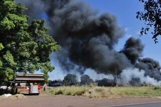 Viatura do Corpo de Bombeiros na antiga fábrica da Frutilla, onde está ocorrendo o incêndio (Foto: Alex Machado)