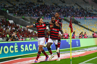 Atletas do Rubro-Negro comemoram vitória no Maracanã. (Foto: Marcelo Cortes/Flamengo)