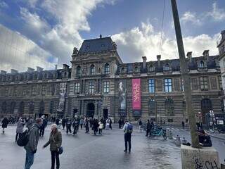 Museu do Luvre, em Paris, um dos pontos turísticos onde os golpistas escolhem suas vítimas (Foto: Emerson Peres)