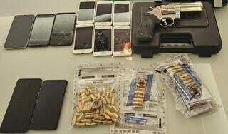 Arma, celulares e munições apreendidas em operação. (Foto: Divulgação)