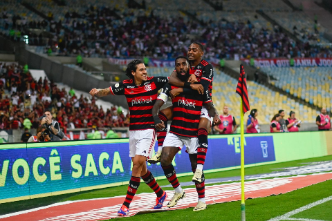 Com gol no fim, Flamengo supera Bahia e assume a liderança do Brasileirão