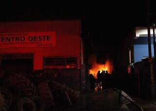 Bombeiros combatendo incêndio na borracharia na Avenida Mascarenhas de Moraes (Foto: Osmar Daniel)