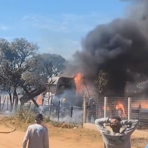 Segundo incêndio do dia queima caminhão e assusta trabalhadores no Portal do Sol
