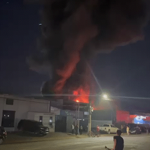 Incêndio atinge borracharia na Avenida Mascarenhas de Moraes 