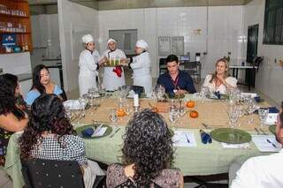 Os alunos serviram e explicaram cada prato para os convidados (Foto: Juliano Almeida)