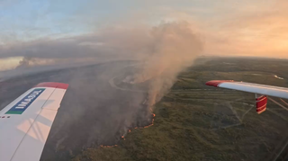 Aeronave sobrevoa área que queimava no Pantanal, na semana passada (Foto: Reprodução/Envio do Corpo de Bombeiros)