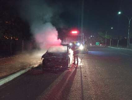 Carro é destruído em incêndio e fumaça toma conta da Av. Interlagos