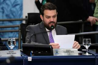 Vereador Cláudio Jordão de Almeida Serra, o &#34;Claudinho Serra&#34; (PSDB), durante sessão antes do afastamento.  (Foto: Izaías Medeiros/CMCG)