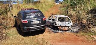 Fiat Palio usado no crime foi encontrado incendiado em uma estrada vicinal (Foto: Divulgação | PCMS)