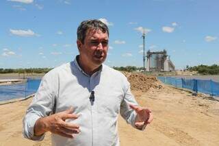Governador Eduardo Riedel (PSDB) gravou vídeo durante visita às obras de construção da ponte da Rota Bioceânica (Foto: Saul Schramm)