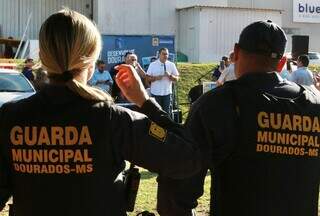 O prefeito de Dourados, Alan Guedes (PP), durante a entrega das viaturas aos guardas do município. (Foto: Reprodução/Assessoria)